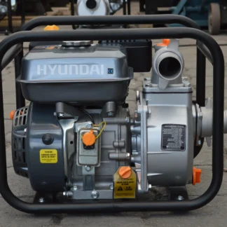 Bomba a gasolina Hyundai HY50 2x2 7HP, vista lateral con placa de características técnicas