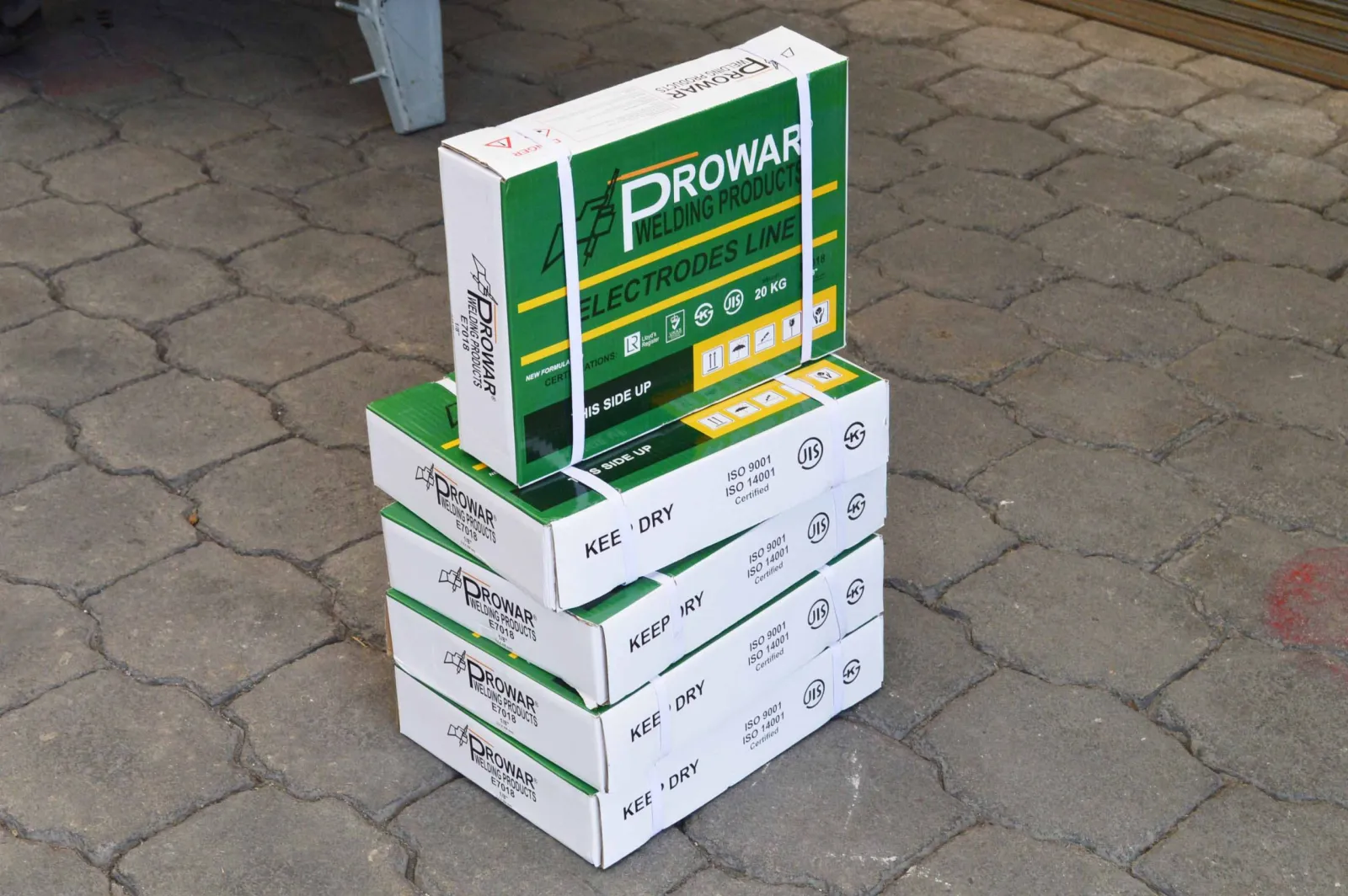 Electrodos Prowar 7018 en soporte, detalle de varillas